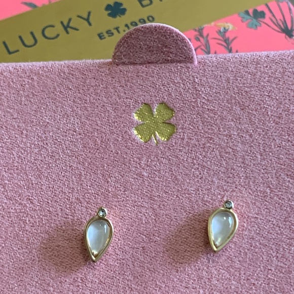 Lucky Brand teardrop pearl & gold tone studs, NEW - Picture 1 of 5